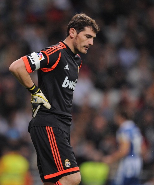 Casillas bất lực...